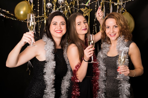 Foto gratuita chicas celebrando 2019 en fiesta de año nuevo