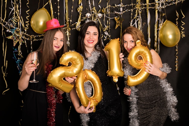 Chicas celebrando 2019 en fiesta de año nuevo