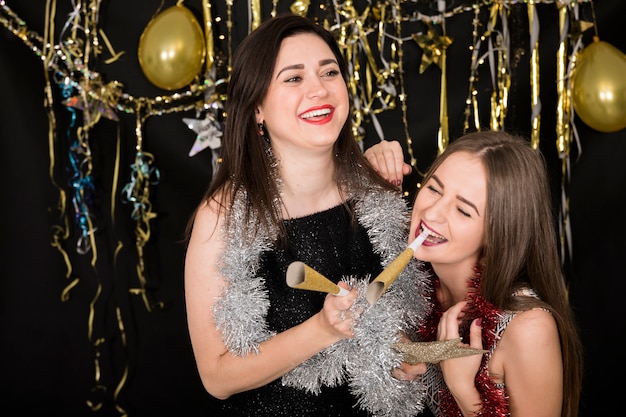 Chicas celebrando en fiesta de año nuevo 2019