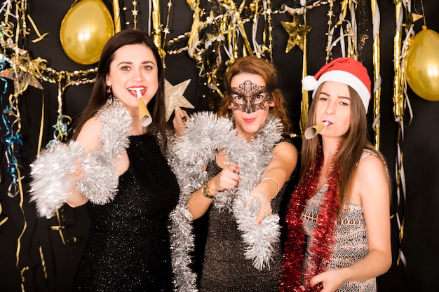 Chicas celebrando en fiesta de año nuevo 2019