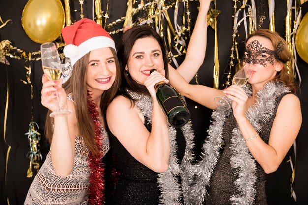 Chicas celebrando en fiesta de año nuevo 2019