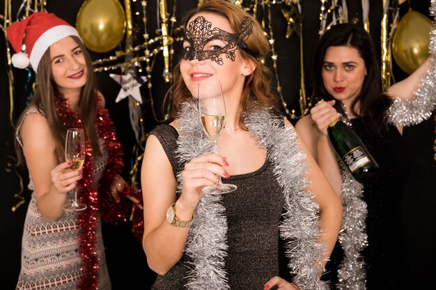 Chicas celebrando en fiesta de año nuevo 2019