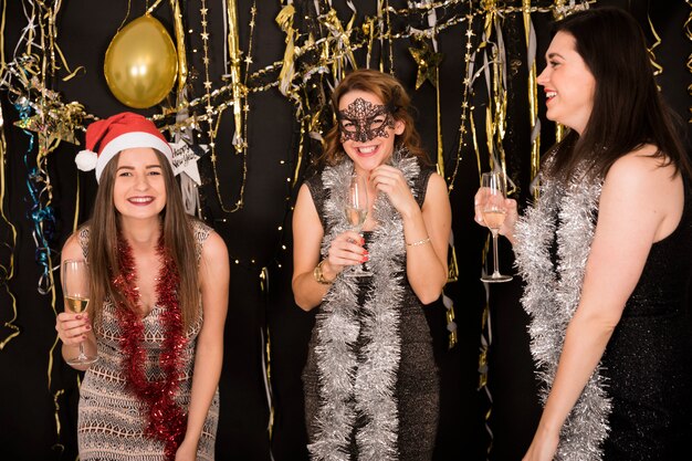 Chicas celebrando en fiesta de año nuevo 2019