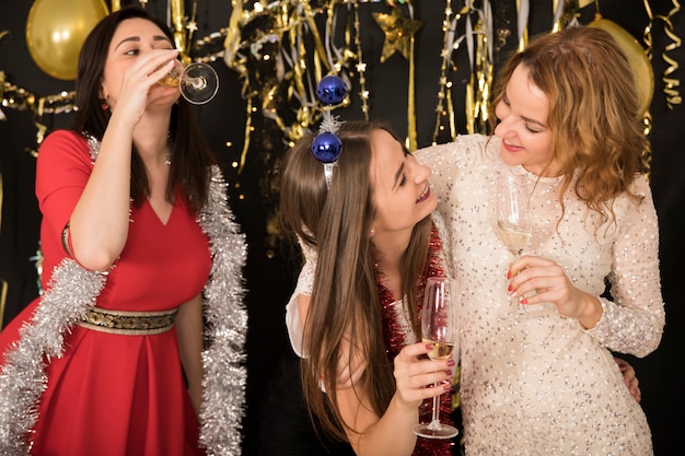 Chicas celebrando en fiesta de año nuevo 2019