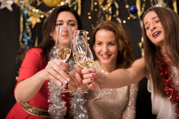 Chicas celebrando en fiesta de año nuevo 2019