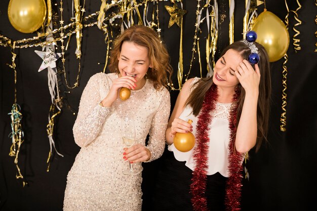 Chicas celebrando en fiesta de año nuevo 2019