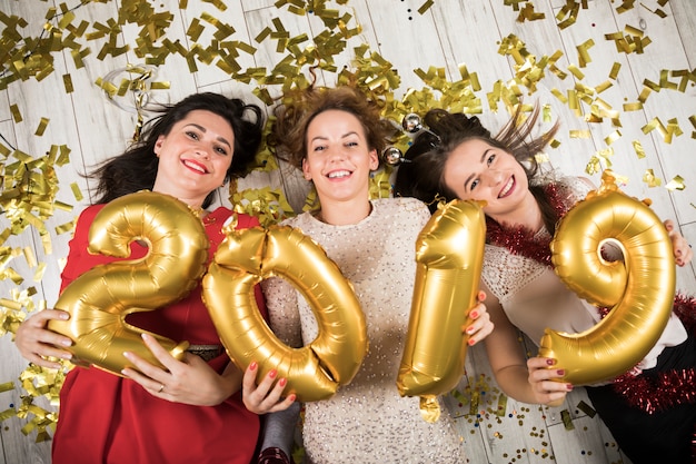 Chicas celebrando en fiesta de año nuevo 2019