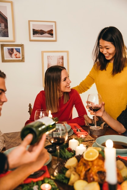 Chicas en cena de navidad