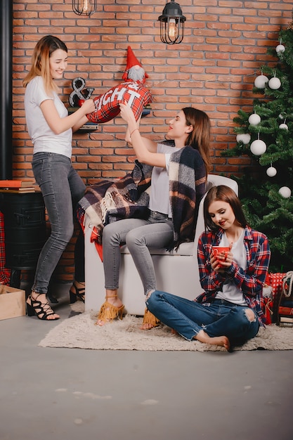 Chicas cerca del arbol de navidad