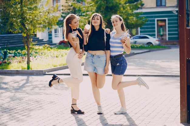 chicas en la ciudad