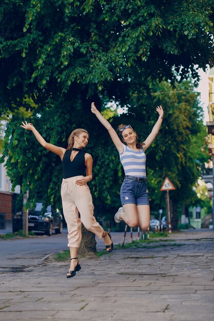 chicas en la ciudad