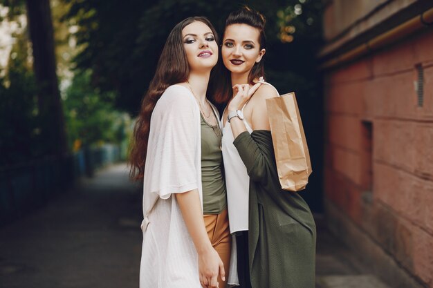 chicas en una ciudad