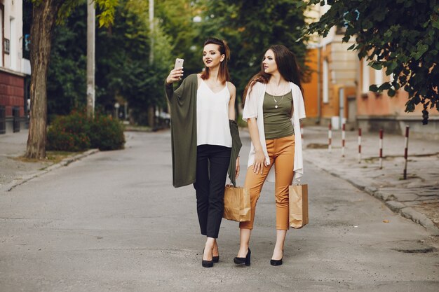 chicas en una ciudad