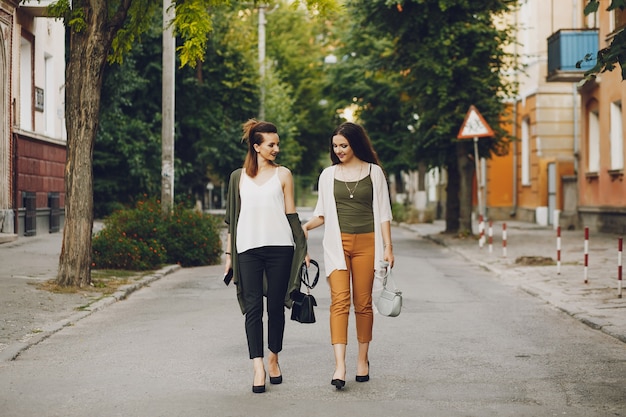 chicas en una ciudad