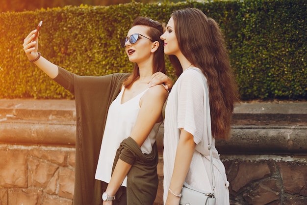 chicas en una ciudad