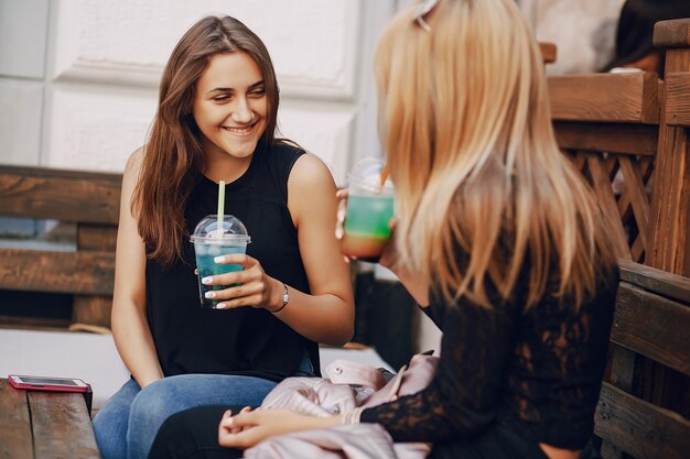 chicas con un cóctel