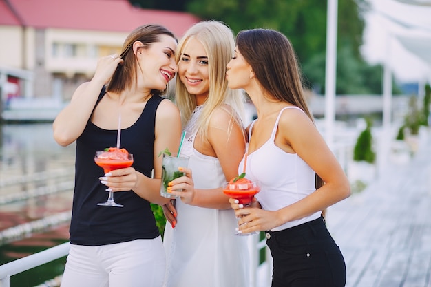 chicas con cócteles