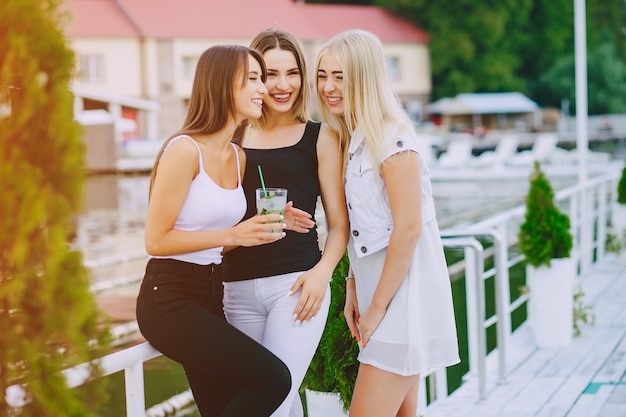 chicas con cócteles