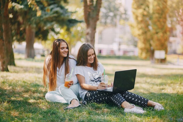 chicas con una computadora portátil