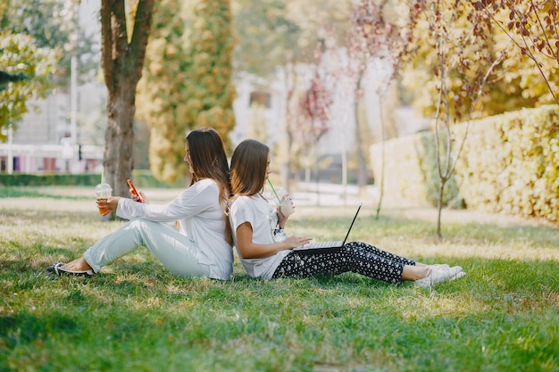 chicas con una computadora portátil