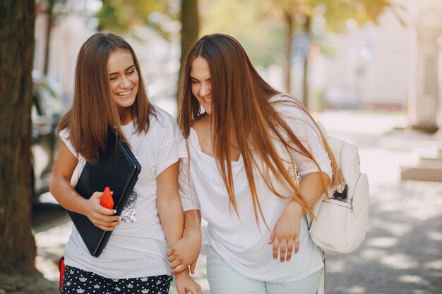 chicas con una computadora portátil