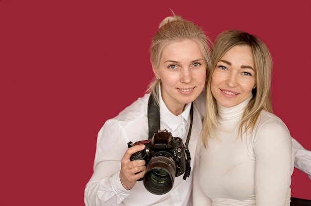 Chicas de concepto de sesión de fotos con camisas blancas