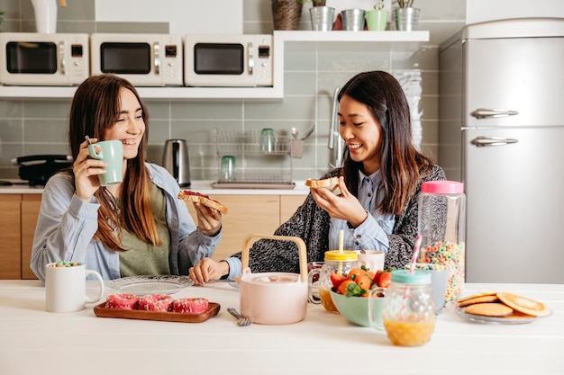 Chicas contentas comiendo en la mañana