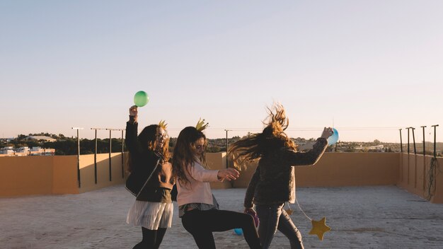 Chicas corriendo en el techo