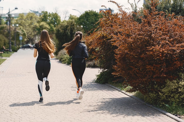 Chicas deportivas entrenando en un bosque de verano