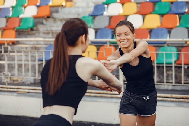 Chicas deportivas entrenando en el estadio