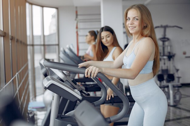 Chicas deportivas entrenando en un gimnasio matutino