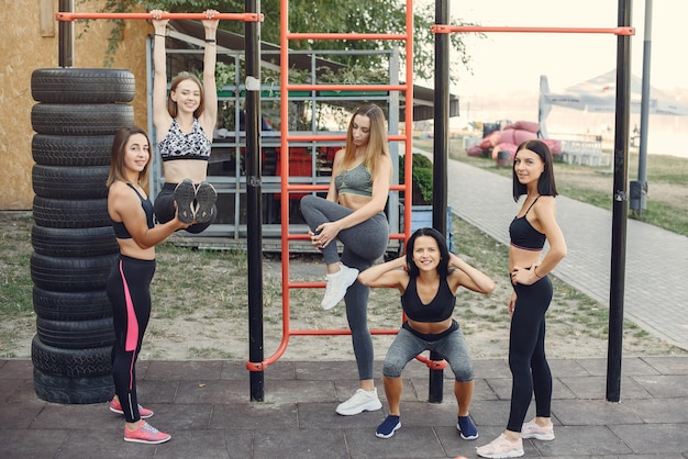 Chicas deportivas entrenando en un parque de verano