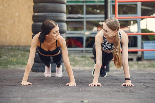 Chicas deportivas entrenando en un parque de verano