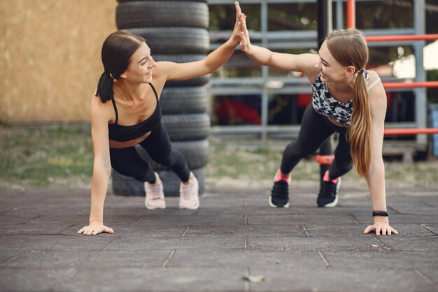 Chicas deportivas entrenando en un parque de verano