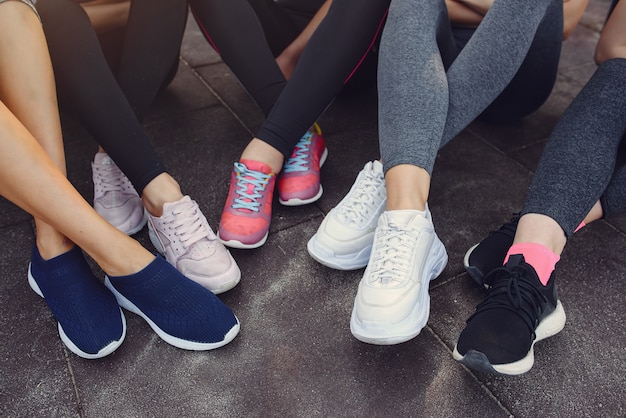 Chicas deportivas entrenando en un parque de verano