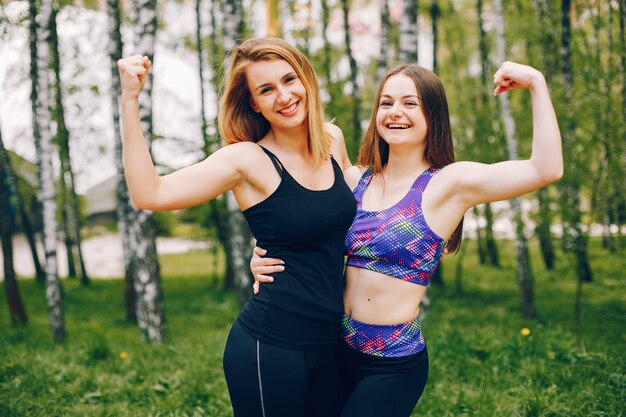 Chicas deportivas en un parque.