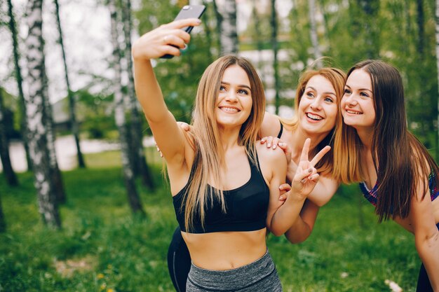 Chicas deportivas en un parque.