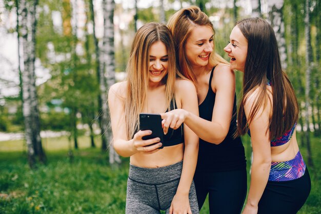 Chicas deportivas en un parque.