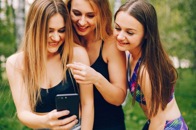 Chicas deportivas en un parque.