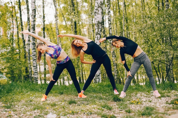 Chicas deportivas en un parque.