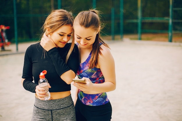 Chicas deportivas en un parque.