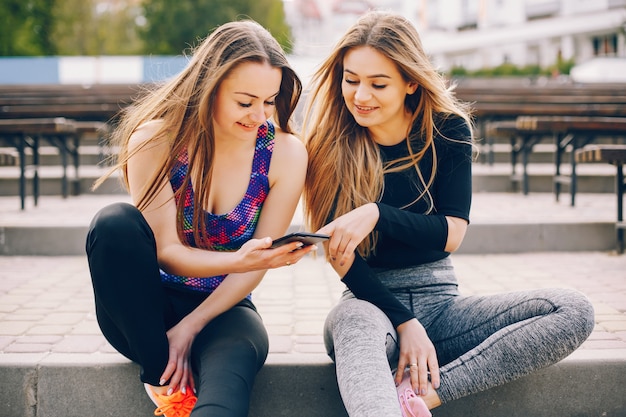 Chicas deportivas en un parque.