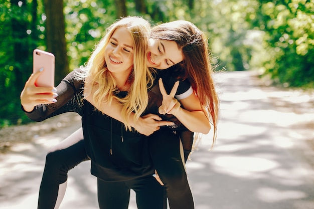 Chicas deportivas en un parque.