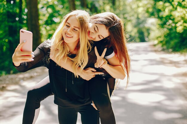 Chicas deportivas en un parque.