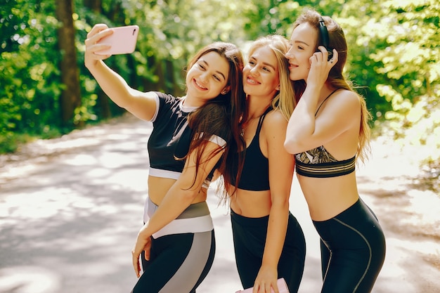 Chicas deportivas en un parque.