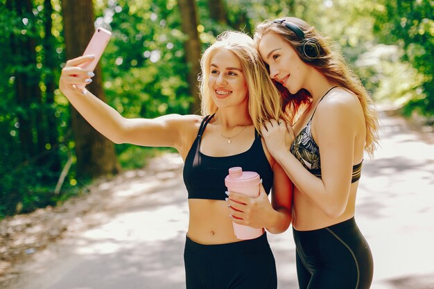 Chicas deportivas en un parque.