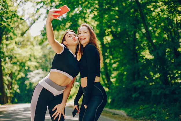 Chicas deportivas en un parque.