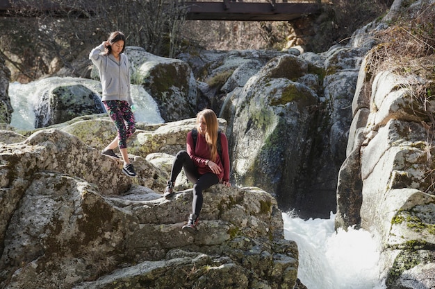 Chicas descansando junto al río