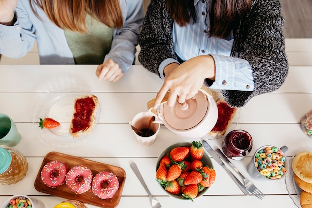 Chicas disfrutando de sabrosa comida de la mañana