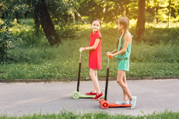 Chicas disfrutando del scooter de montar a caballo.